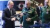 Vladimir Putin revisa armas junto a su Ministro de Defensa Serguei Shoigu (Foto de Mikhail METZEL / SPUTNIK / AFP)