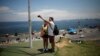 Turistas se fotografían en el Malecón el 21 de agosto de 2019. REUTERS/Fernando Medina
