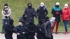 Agentes enmascarados y vestidos de negro reprimen las protestas realizadas en Minsk el 15 de noviembre de 2020 (Stringer / AFP).