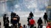 Partidarios del ex presidente Evo Morales y opositores chocan el lunes en una calle de La Paz después que Morales anunciara su renuncia el domingo (Foto: Carlos Garcia Rawlins/Reuters).