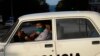 Una patrulla de policía vigila las calles de La Habana en medio de nuevas medidas restrictivas por el repute de casos de coronavirus.