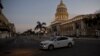 Una patrulla de la policía en La Habana. YAMIL LAGE / AFP
