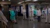Un grupo de doctores y enfermeras en Barcelona. AP Photo/Emilio Morenatti)