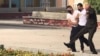 Policías detienen a Karel Aguilar, manifestante en Gibara, Holguín, Cuba el 13 de julio de 2021, en esta imagen obtenida de las redes sociales. Foto tomada el 13 de julio de 2021