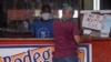 Un hombre compra en una bodega. Yamil LAGE / AFP
