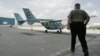 José Basulto, de Hermanos al Rescate, camina hacia una de las avionetas.