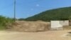 El lugar donde preparan las fosas comunes para enterrar a los muertos por COVID-19, en la carretera del Cobre, en Santiago de Cuba.