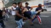 Un activista LGBTI detenido durante la marcha.