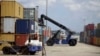 Un trabajador portuario en Cuba en el Puerto de La Habana. REUTERS/Desmond Boylan