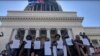 Artistas muestran queja presentada contra el Decreto 349.