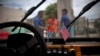 Imagen de banderas de EEUU y Cuba en un automóvil en La Habana, el 10 de agosto de 2016. (AP Photo/Ramón Espinosa).