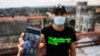 Rolando Remedios muestra una foto en su celular de su arresto durante las protestas del 11 de julio. (YAMIL LAGE / AFP)