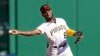 Liover Peguero lanza a primera con un roletazo de Yuli Gurriel, de los Miami Marlins, durante el juego de béisbol en Pittsburgh, el domingo 1 de octubre de 2023. (AP/Matt Freed)