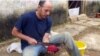 Entre sus proyectos para mejorar los rendimientos agrícolas en el Valle de Viñales, el acosado biólogo cubano Ariel Ruiz Urquiola ha plantado en su finca café con sombra de cacao.