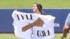 Kiele Cabrera se lanzó al terreno de juego con un cartel que pide la libertad de Cuba. (Twitter)