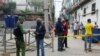 Un policía pide documentos a los residentes en un barrio en cuarentena por coronavirus en La Habana. REUTERS/Stringer