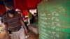 Lista de precios en una mercado de La Habana luego del anuncio de ordenamiento. (Adalberto Roque / AFP).