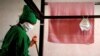 Un trabajador limpia la habitación en un centro de aislamiento para pacientes de COVID-19 en La Habana. (YAMIL LAGE / AFP)
