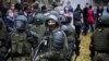 Policías impiden el avance de una marcha contra Alexander Lukashenko en Minsk, Bielorrusia, el 1 de noviembre de 2020 (AP Foto).