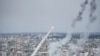 Militantes palestinos lanzan cohetes desde la Franja de Gaza hacia Israel, en Gaza, el sábado 7 de octubre de 2023. (Foto AP/Hatem Moussa)