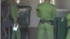 Un joven detenido en las protestas esposado de pies y manos.