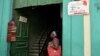 Una mujer contempla dos anuncios de negocios privados en Cuba (Foto: Archivo).