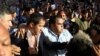 Seguidores de Guaidó lo rescatan de las turbas chavistas a su llegada al aeropuerto de Maiquetía. REUTERS/Fausto Torrealba