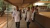 Los médicos cubanos secuestrados en Kenia, a la izquierda Assel Herrera y Landy Rodríguez. (Twitter)
