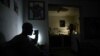 Un hombre bebe agua de su casa durante un corte de energía en Matanzas, Cuba, el 22 de agosto de 2024. REUTERS/Norlys Perez/Foto de archivo