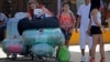 Cubanos residentes en EEUU arriban cargados de equipaje al aeropuerto de La Habana. (Archivo)