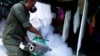 Un soldado fumiga en una vivienda de La Habana como parte de la campaña contra el virus del zika y otras enfermedades transmitidas por el mosquito aedes aegypti.