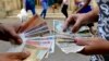 Doble moneda en Cuba. YAMIL LAGE / AFP