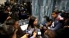 La ministra de Comunicaciones de Bolivia, Roxana Lizárraga Vega, habla el jueves con periodistas en lo que era el apartamento de Evo Morales en la residencia oficial, llamada "La Casa Grande del Pueblo" (Foto: David Mercado/Reuters).