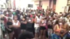 Vecinos del Barrio San isidro ante la sede del Movimiento San Isidro impidieron arresto de Maykel Osorbo.