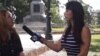 La periodista independiente Iliana Henández (derecha) realiza una entrevista para el proyecto Lente Cubano.