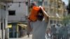 Un residente de La Habana carga una bolsa con alimentos el 17 de abril del 2020.