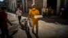 Un hombre con mascarilla en medio de la pandemia del nuevo coronavirus en La Habana. (AP/Ramón Espinosa)
