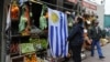 Una bandera de Uruguay en Montevideo.