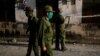 Miembros del ejército cubano desinfectan una calle en La Habana el 15 de abril del 2020.REUTERS/Alexandre Meneghini