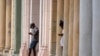 La gente usa sus teléfonos celulares donde una conexión wifi pública prepaga funciona cerca del malecón en La Habana, Cuba, el martes 14 de julio de 2021.