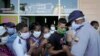 Un policía organiza una fila de personas que esperan para comprar alimentos en La Habana, el 3 de abril del 2020.