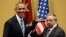 Raúl Castro y Barack Obama se saludan el 21 de marzo de 2016, durante una rueda de prensa tras una reunión sostenida en el Palacio de la Revolución en La Habana (Cuba).