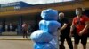 Cubanoamericanos arriban al aeropuerto José Martí, de La Habana, cargados de equipaje. (Yamil LAGE / AFP/Archivo)