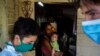 Estudiantes de medicina chequean a residentes en un barrio marginal de San José de las Lajas. (AP/ Ramon Espinosa)
