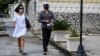 Yunior García Aguilera y su esposa Dayana Prieto en La Habana el 15 de noviembre. YAMIL LAGE / AFP)