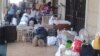 Familias acampando en el portald e un edificio en La Habana Vieja por miedo a derrumbe. (Foto: Facebook Hamaya Cuesta)