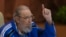 Raúl Castro escucha a su hermano Fidel durante el VII Congreso del Partido Comunista de Cuba.