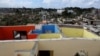 Una casa perdió el techo tras el paso del tornado por La Habana.