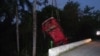 Un automóvil es rescatado al caer del puente La Palmiche, Km 41, carretera a Puerto Esperanza, Pinar Del Río, según informó la prensa local el 6 de junio de 2019.
