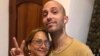 Anyelo Troya y su madre, el 24 de julio de 2021, cuando salió en libertad tras haber sido arrestado el 11 de julio en La Habana.